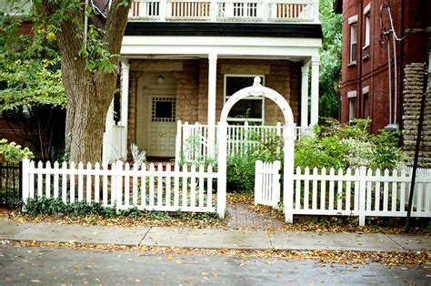 Picket Fences: En småstadsidyll med en dos mörker och en strålande ensemble!